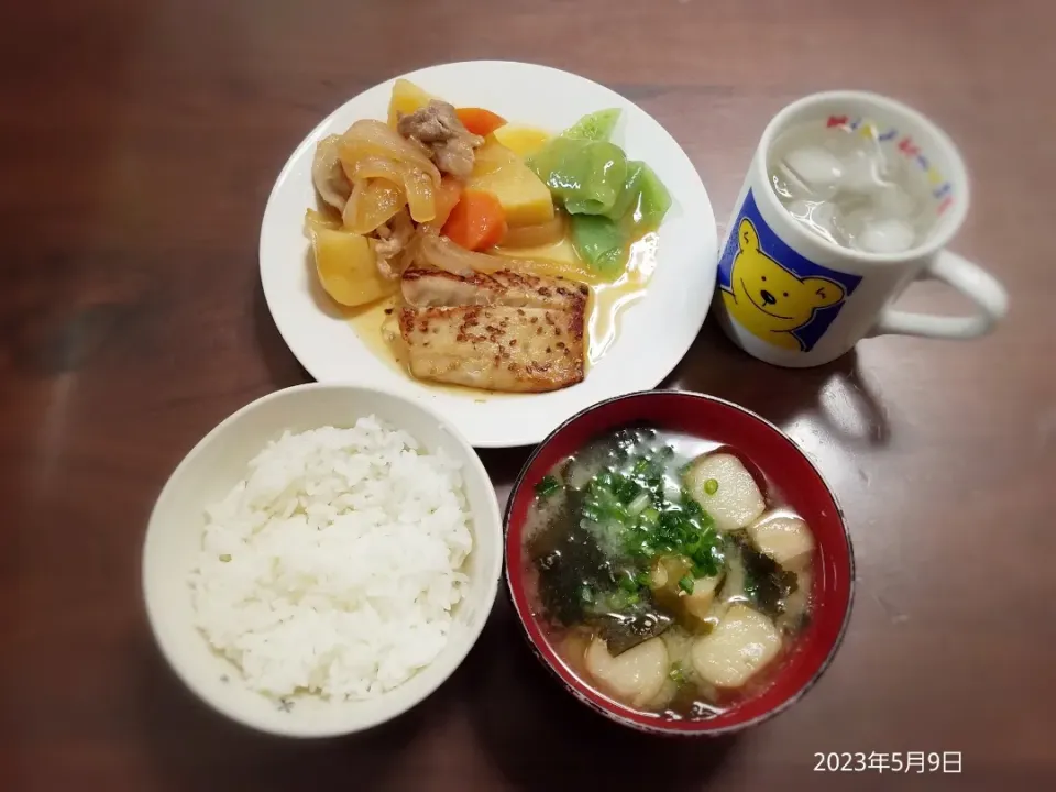 2023年5月9日の晩ご飯
鯖みりん焼き
肉じゃが
刺身こんにゃく
お麩とわかめのお味噌汁
焼酎水割り|ソラ♂のご飯さん