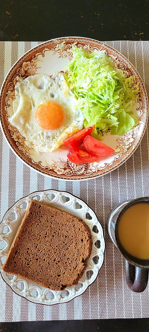 平凡な朝食☕🍞　
妊娠9ヶ月➰|みちびさん