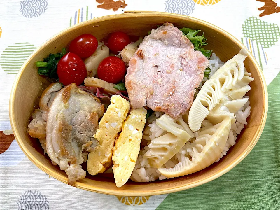 豚肉生姜焼き、玉子焼き、煮物とタケノコご飯🍱|なお🅿️さん