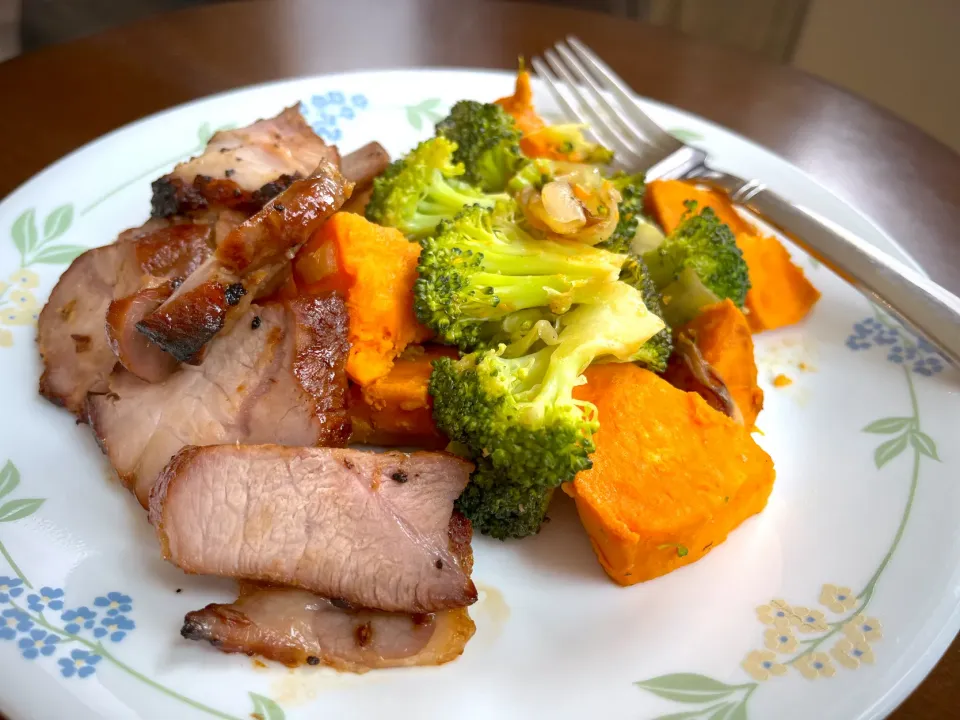 Grilled marinated pork tenderloins with sweet potatoes and sautéed broccoli|Laki Maikaʻiさん