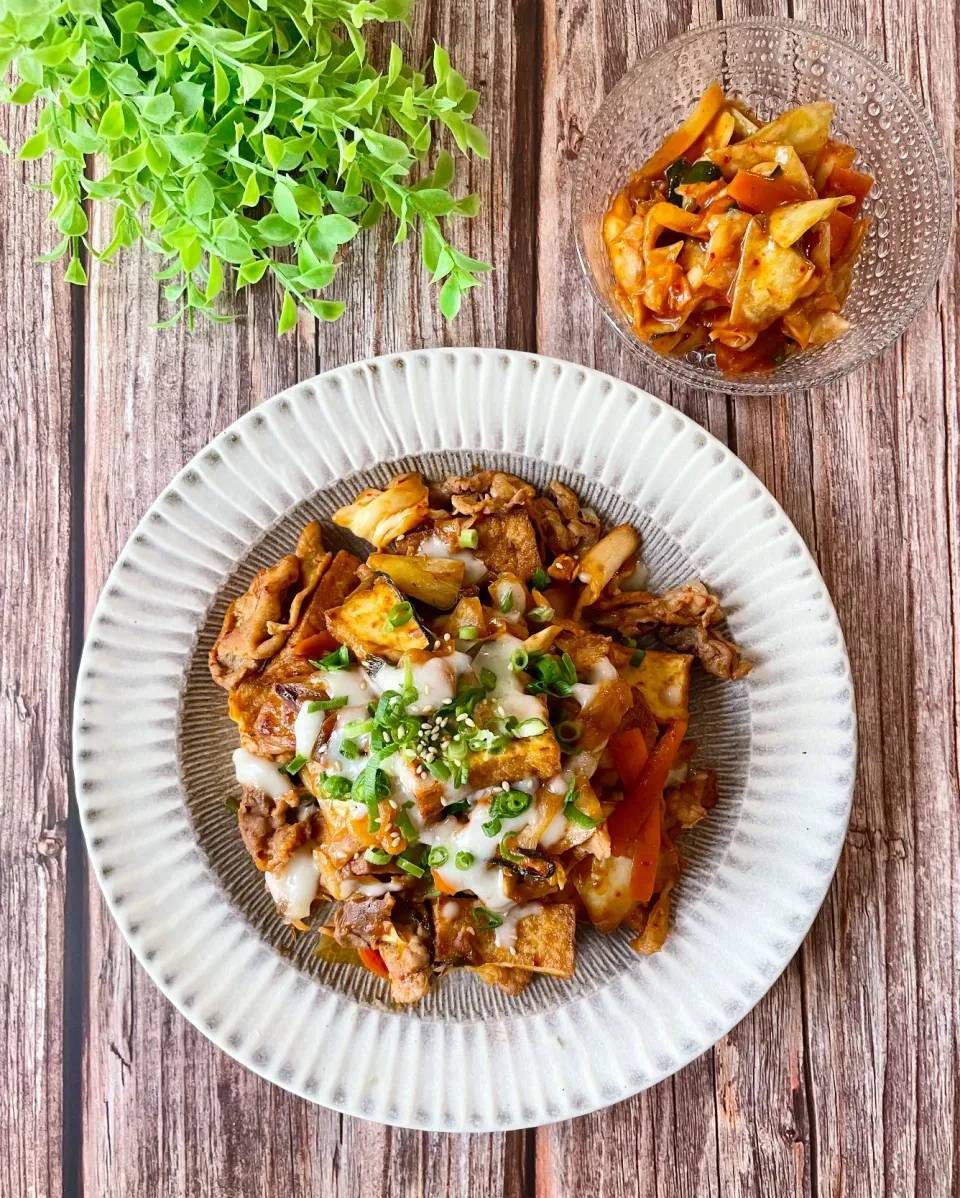 辛みそダレきゃべつで作る厚揚げと豚肉の炒め物チーズがけ|てんのすけさん