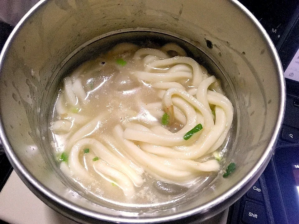 なめ茸と肉そぼろ入り胡麻ダレ冷やしうどん|darkbaronさん