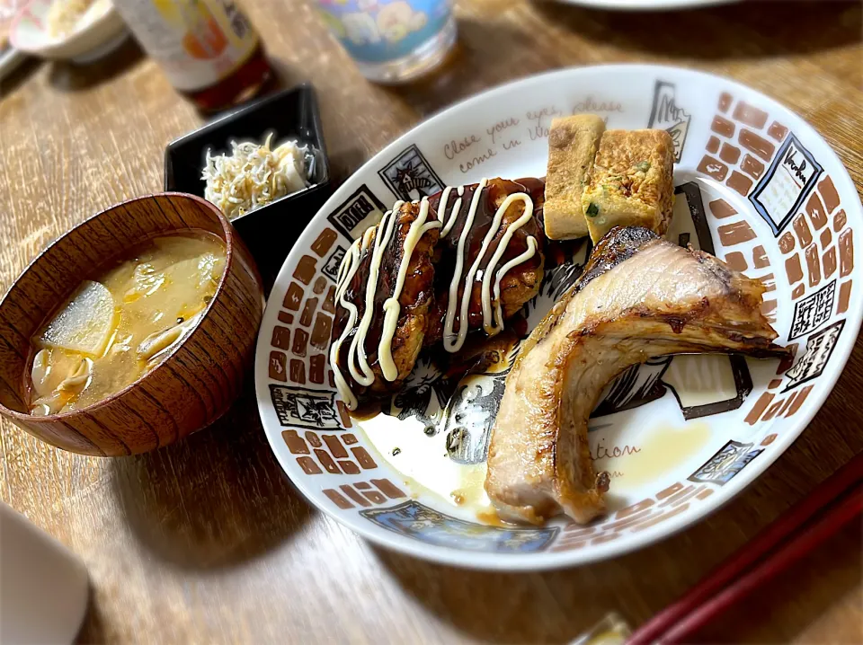 ブリカマ塩焼き・角たこ焼き・葱だし巻き卵・冷奴・豚汁・ご飯|ちびろ菌さん