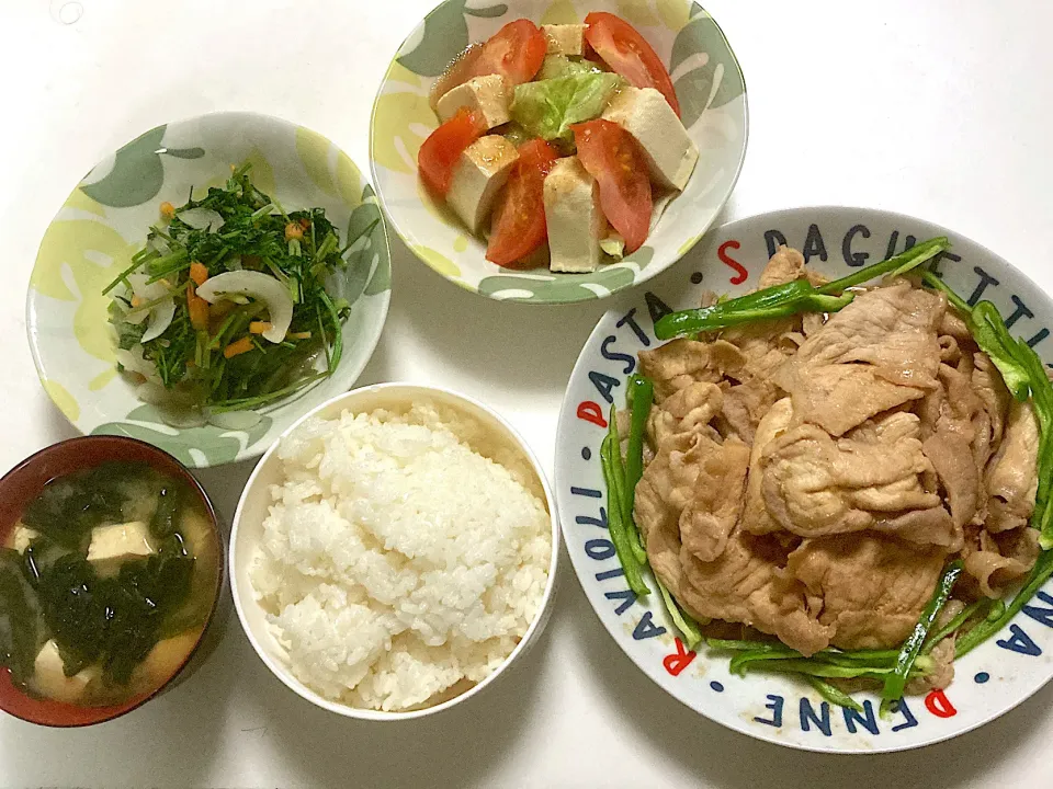 Snapdishの料理写真:豚肉とピーマンのニンニク炒め&にんじん間引きと玉ねぎの炒め物&トマトとレタスととうふのサラダ&とうふとわかめの味噌汁|Hiromiさん