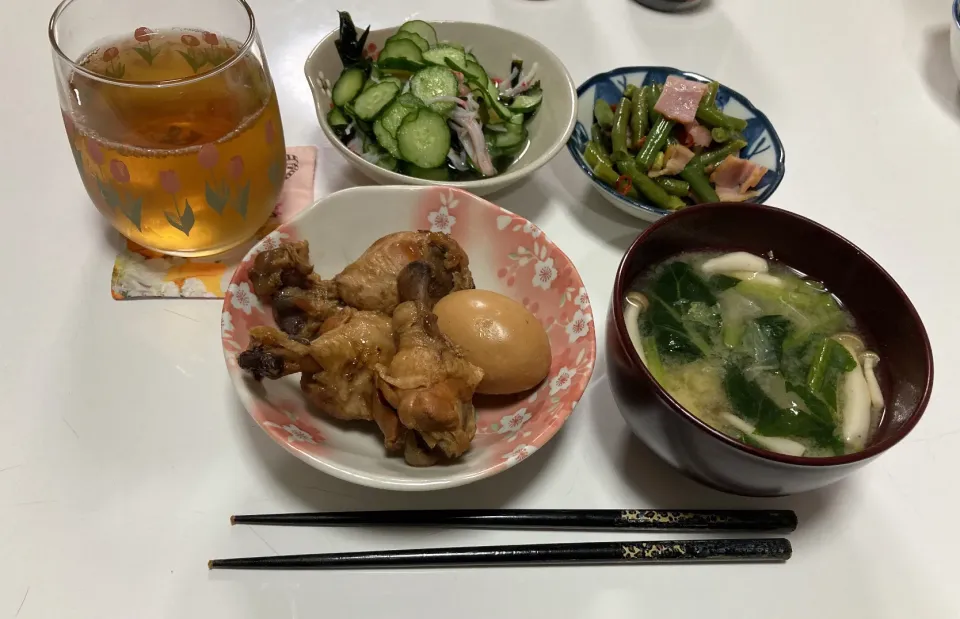 作り置きとか色々晩御飯☆酢の物（胡瓜・ワカメ・カニカマ）☆手羽元と卵の酸っぱ煮☆いんげんとベーコンのペペロン炒め☆みそ汁（白菜・しめじ・小松菜）|Saharaさん