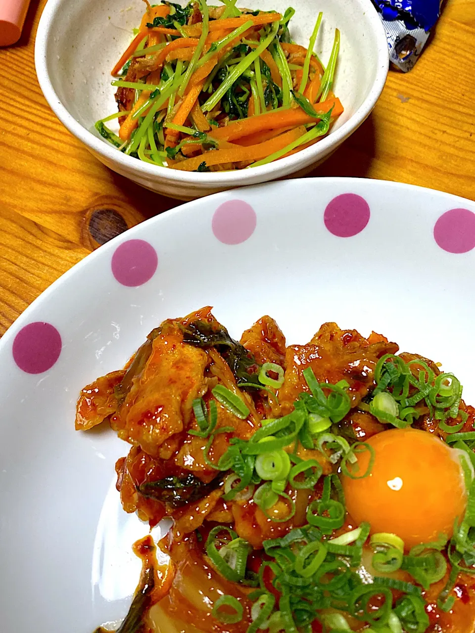 豚キムチ、豆苗とにんじんの炒め物|kaaaaaさん