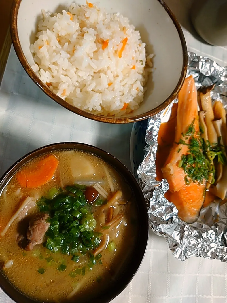 炊き込みご飯、きのこの豚汁、鮭ときのこの味噌焼き|白河無月さん