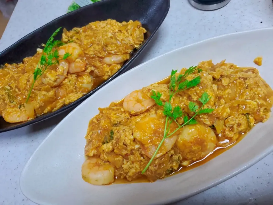 タイ風エビのカレー卵炒め🍻|こぅさん