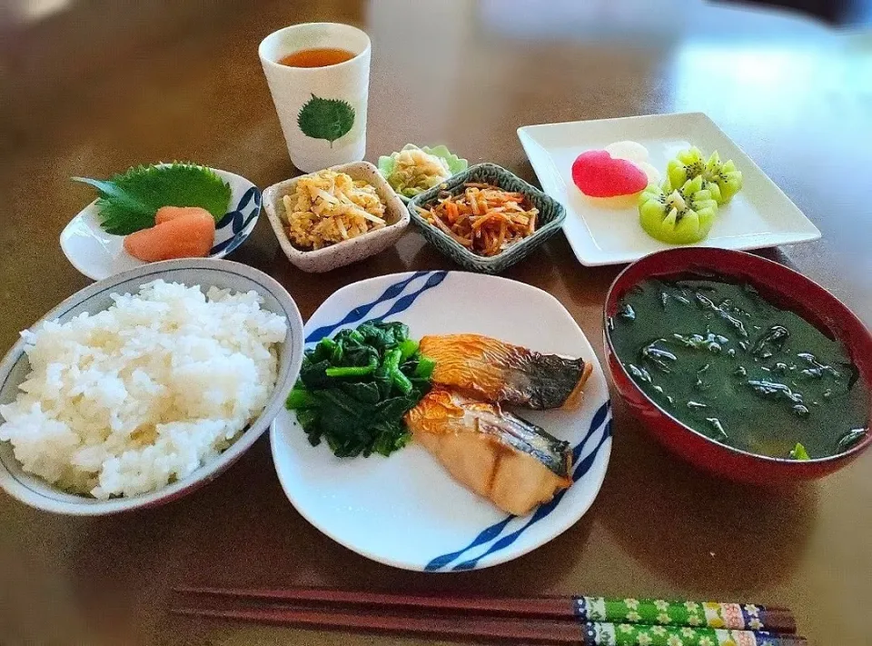 朝ご飯♡

シンプルに和食♪

焼き鯖、ほうれん草お浸し、辛子明太子、もやし炒り卵、きんぴら、古漬け白菜、キウイとりんご|アカネ💖さん