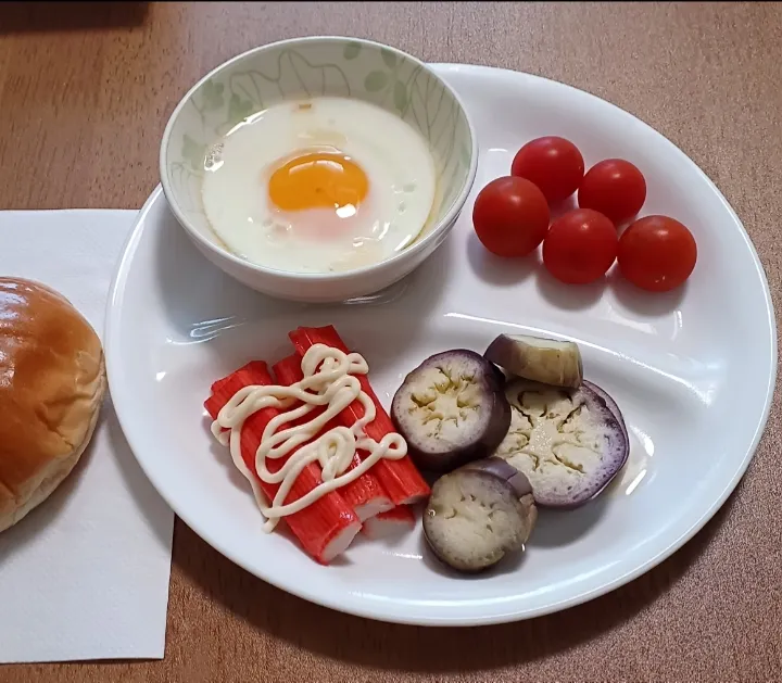 いつかの昼食
卵
プチトマト
なす
カニカマ
ロールパン|ナナさん