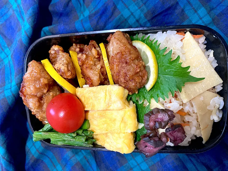 筍を入れた炊き込みご飯と唐揚げのお弁当|ナタママさん