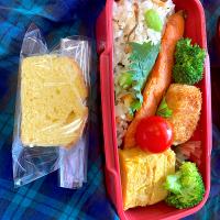 干しエビと枝豆と塩昆布の炊き込みご飯のお弁当に、ウィークエンドシトロンを作ったので、デザート付きです。