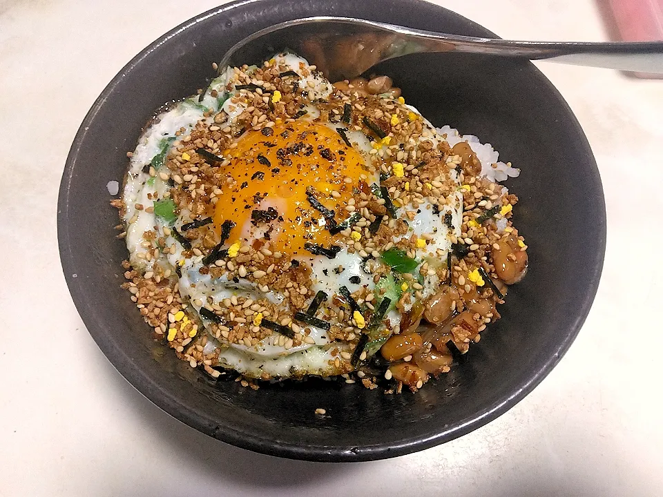 Snapdishの料理写真:なめ茸と肉そぼろ入りショゴス丼|darkbaronさん