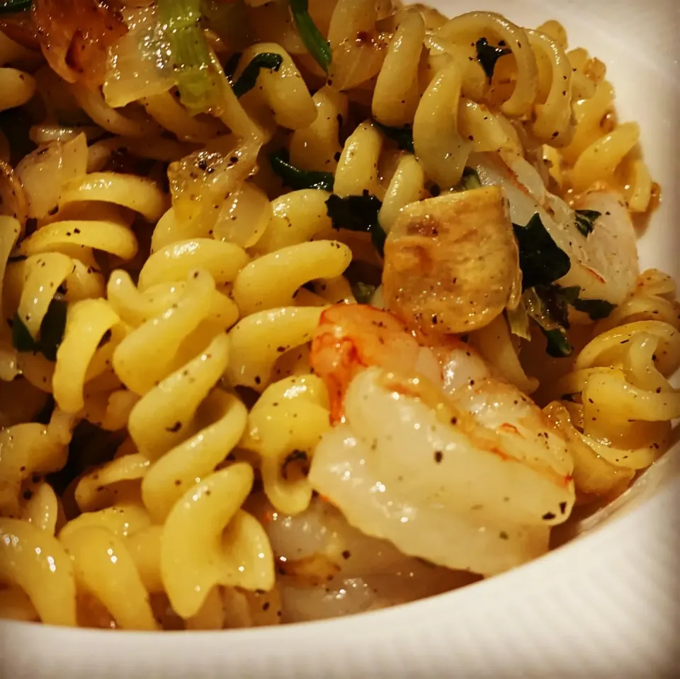 Dinner ! Dinner ! 
Quick an Easy 
Fusilli Pasta with Fresh Prawns & Spinach in a Roast Garlic Butter Sauce with Cheese Garlic Bread #pasta #fusilli #dinner #ilo|Emanuel Hayashiさん