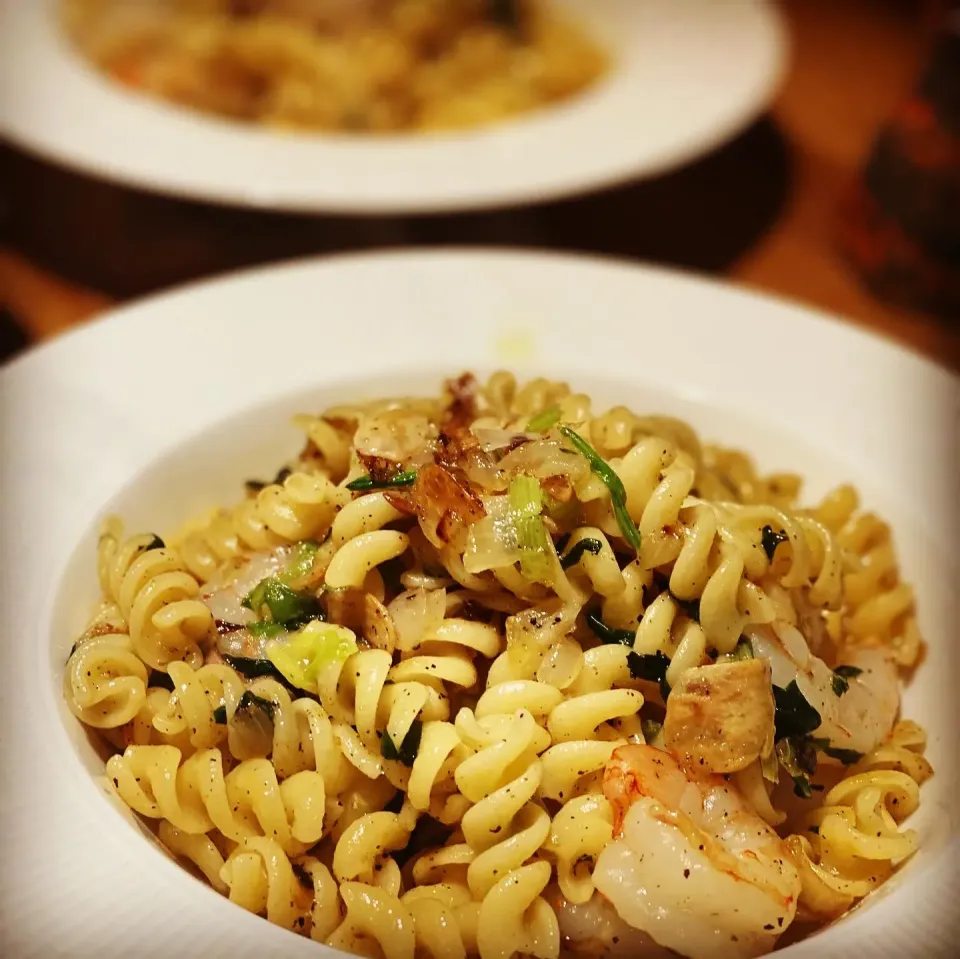 Dinner ! Dinner ! 
Quick an Easy 
Fusilli Pasta with Fresh Prawns & Spinach in a Roast Garlic Butter Sauce with Cheese Garlic Bread #pasta #fusilli #dinner #ilo|Emanuel Hayashiさん