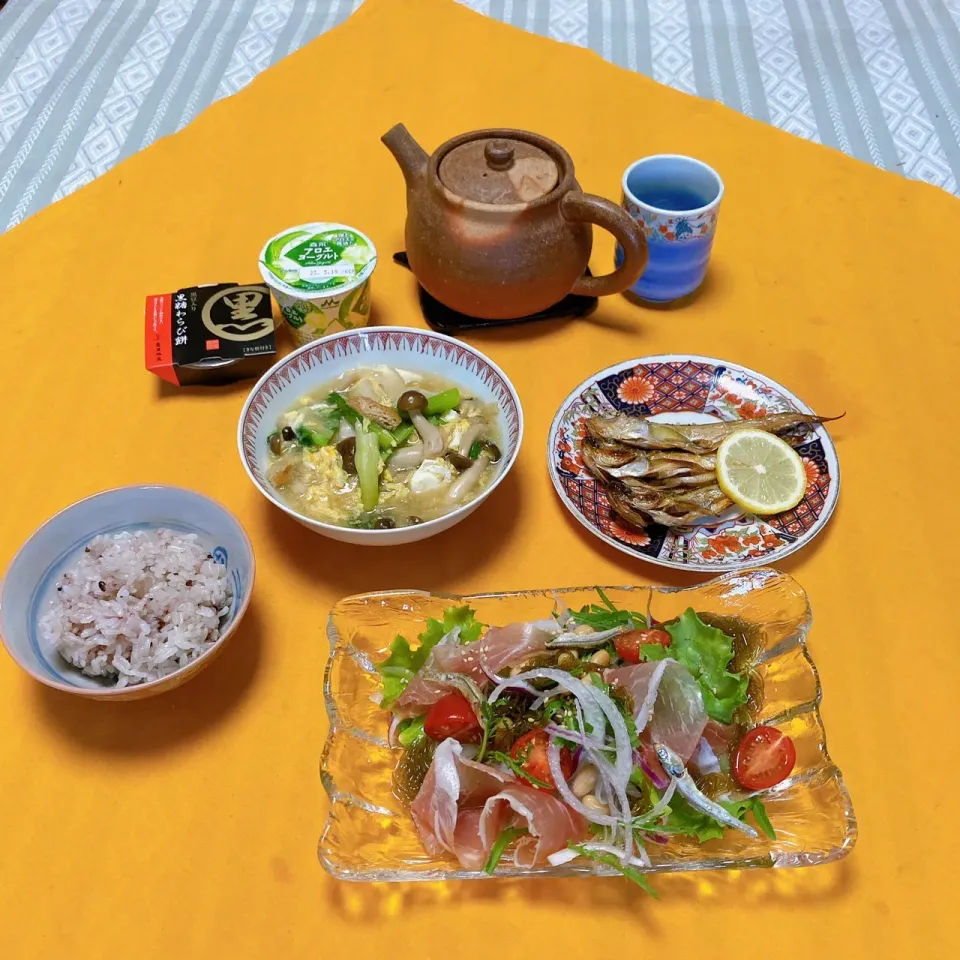 Snapdishの料理写真:grandmaの晩ごはん☆ 今夜は赤玉ねぎ､生ハムでもずくサラダ(emoji)
昨日の切り干し大根煮で小松菜、しめじを足して､ぐじ煮風、ハタハタを焼きました。
頂きます|kaoriさん