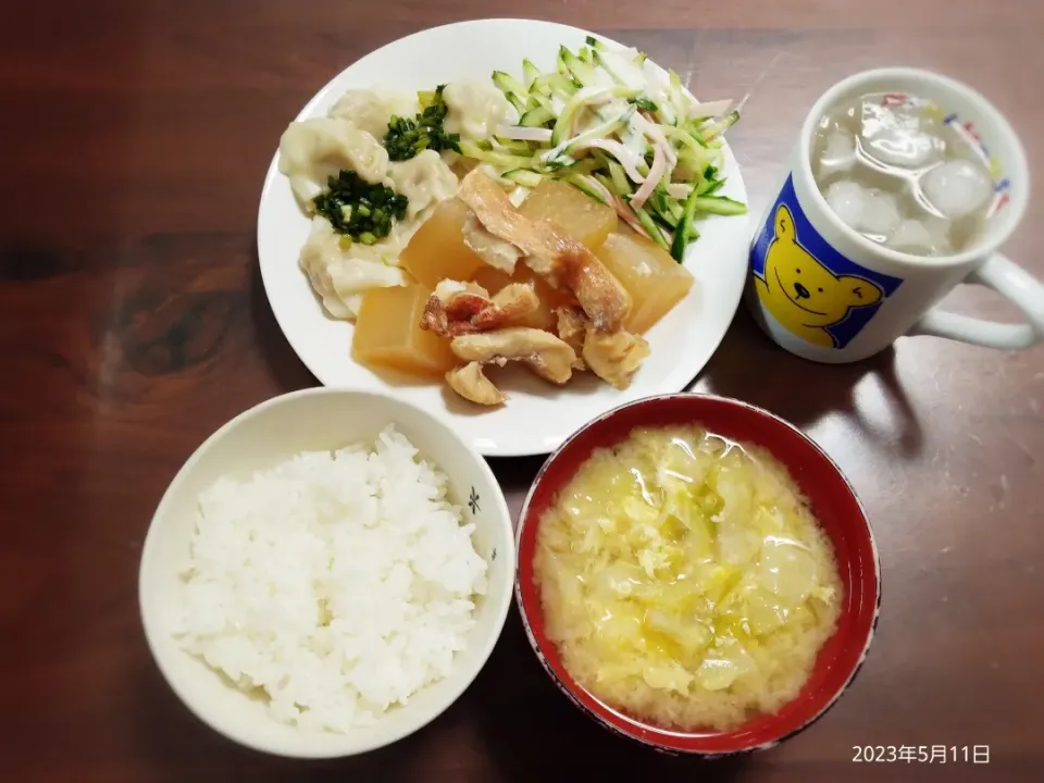 2023年5月11日の晩ご飯
赤魚と大根の煮付け
水餃子
ハムときゅうりのサラダ
キャベツのお味噌汁
焼酎水割り|ソラ♂のご飯さん