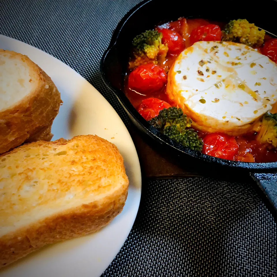 にゃあ（芸名）さんの料理 丸ごとカマンベールのアヒージョ🍳|ユミさん