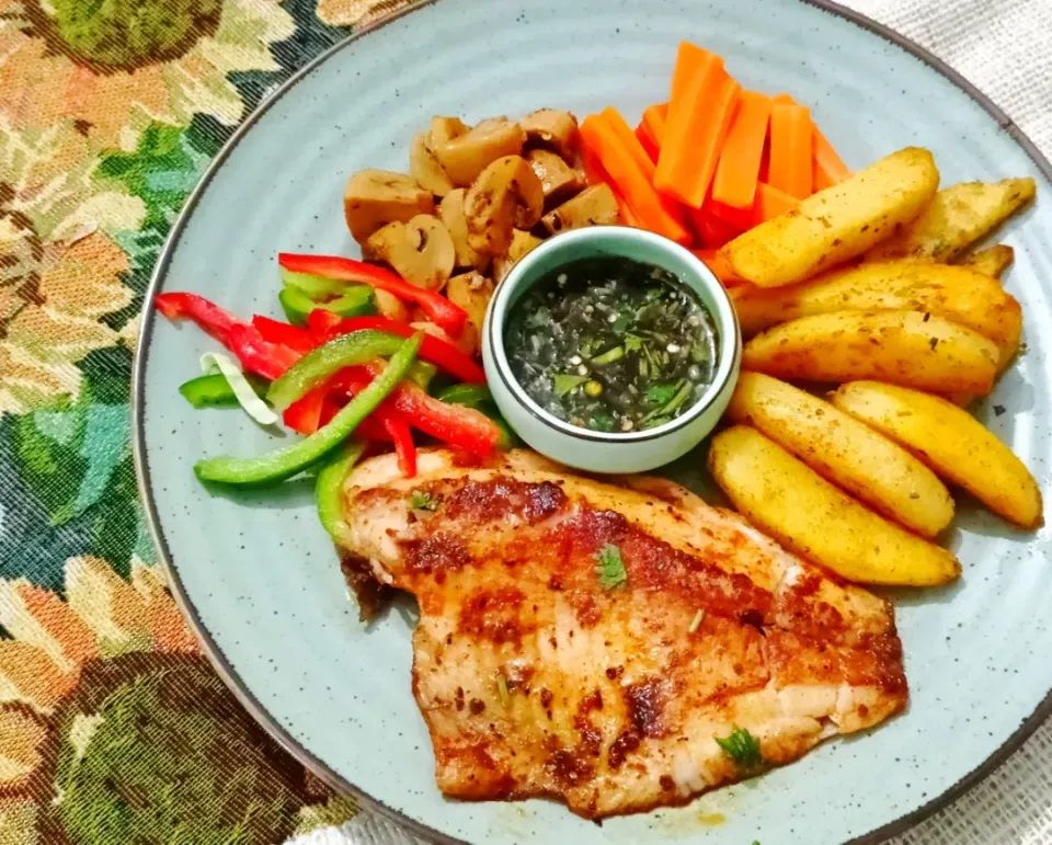 Happy Green Bowl's dish Happy Green Bowl's dish Pan fried Telapia fillet with veggies..served with hot mixed sauce|Happy Green Bowlさん