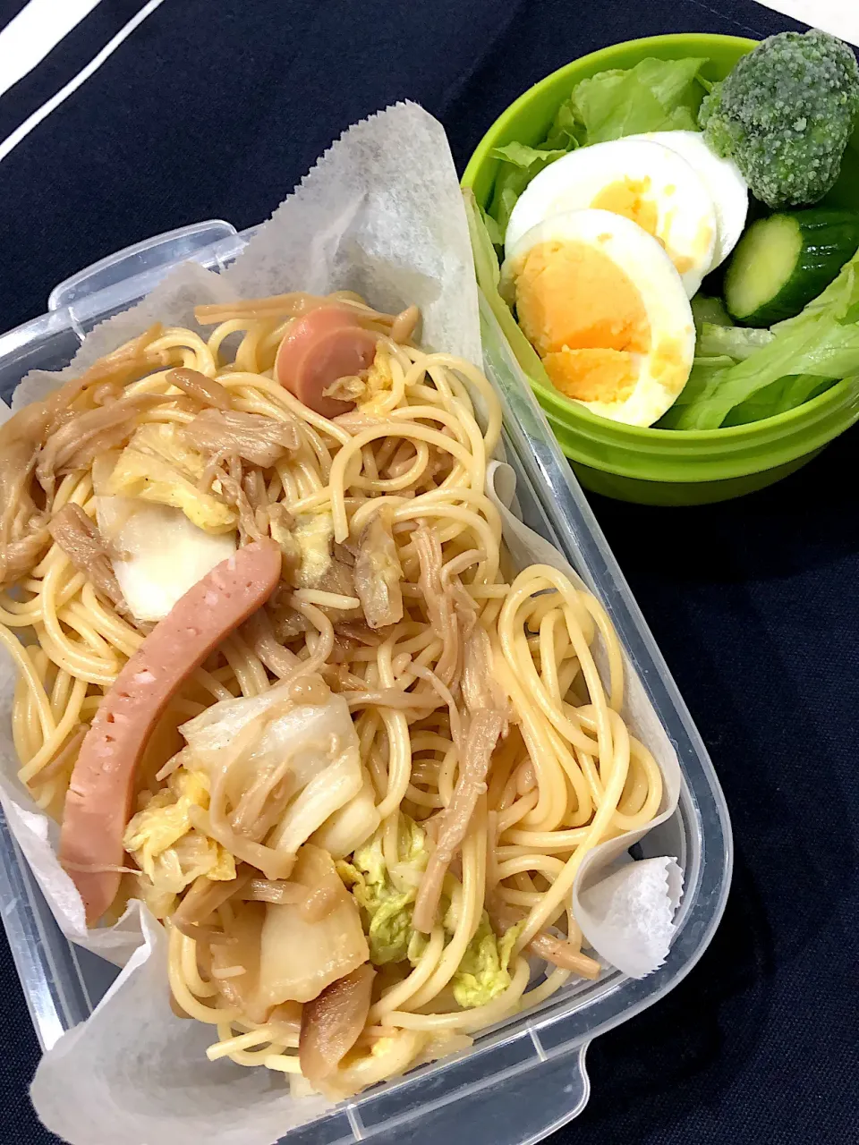 Snapdishの料理写真:白菜とエノキとソーセージの和風パスタ、グリーンサラダ|きらきらさん