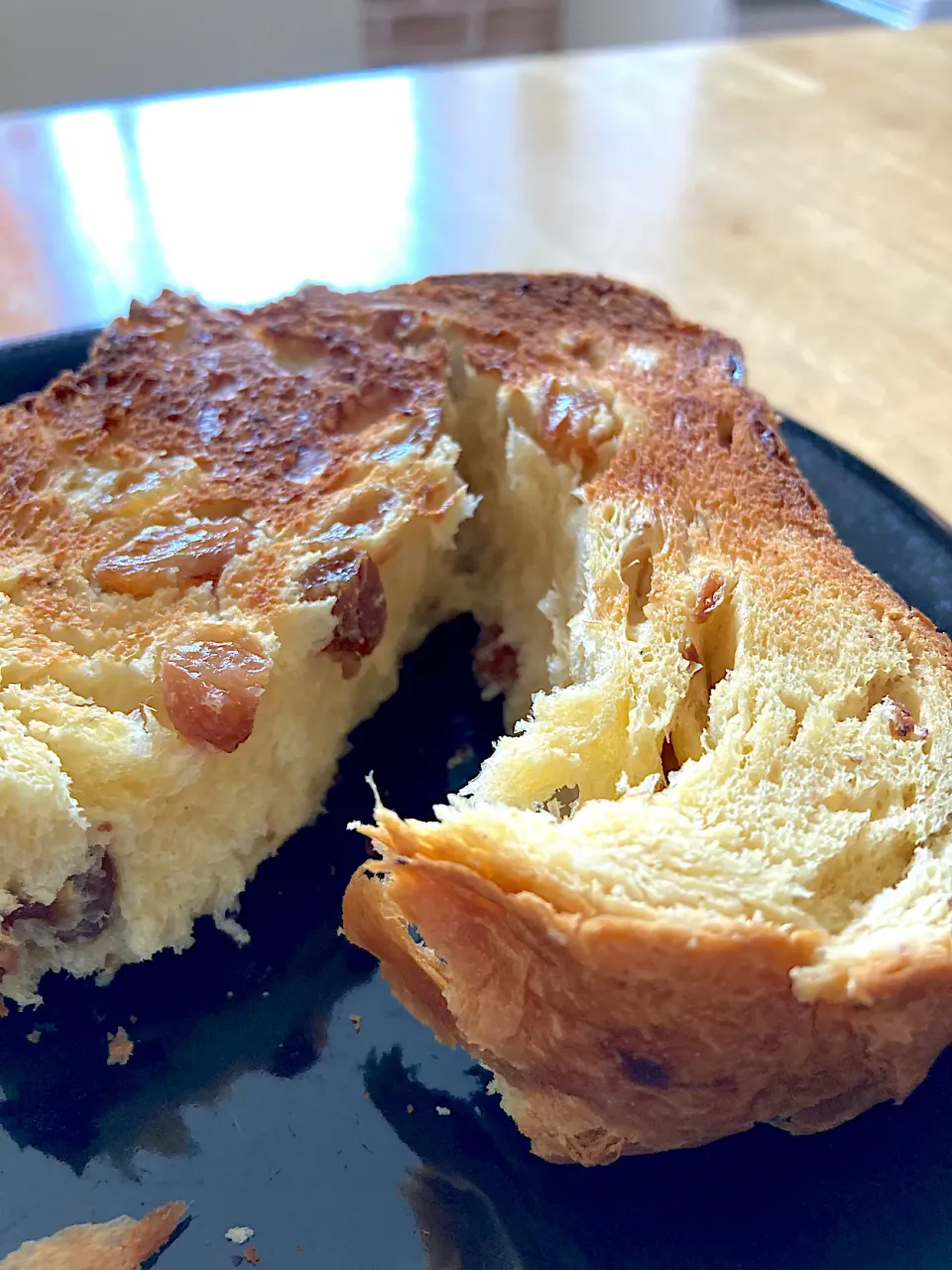 Snapdishの料理写真:ホームベーカリーでレーズン入りディニッシュ食パン🍞🍇|さくたえさん