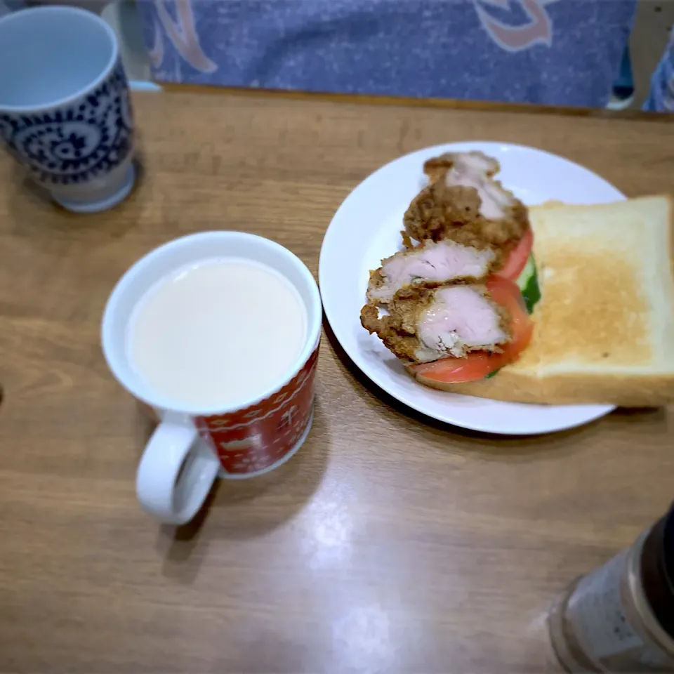 朝　フライドチキンサンド　カフェオレ|Nyaokidsさん