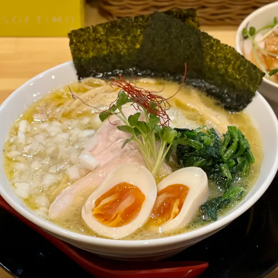 Snapdishの料理写真:鶏白湯ラーメンぱいず　オリオン通り店　鶏白湯ラーメン塩トッピング全部のせ|ddr3rdmixさん