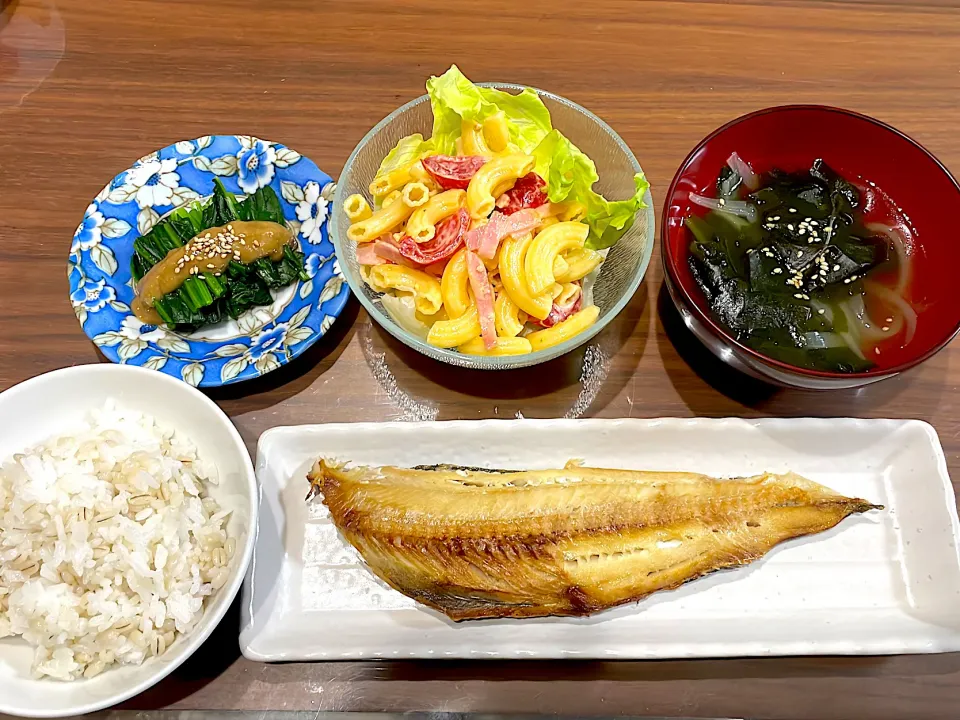 ほっけの干物　わかめスープ　ミニトマトとベーコンのマカロニサラダ　ほうれん草の胡麻味噌がけ|おさむん17さん