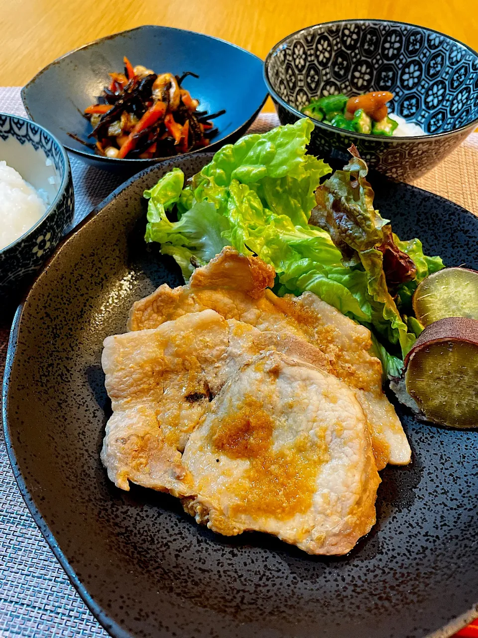 Snapdishの料理写真:豚の生姜焼きで晩御飯|Mikaさん