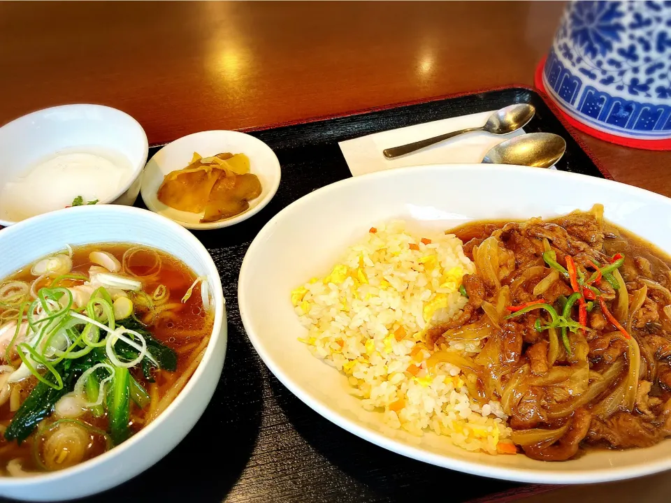 Snapdishの料理写真:本日のおすすめB  肉絲と玉葱チャーハン＋半ラーメン ¥800|Blue Moon Caféさん