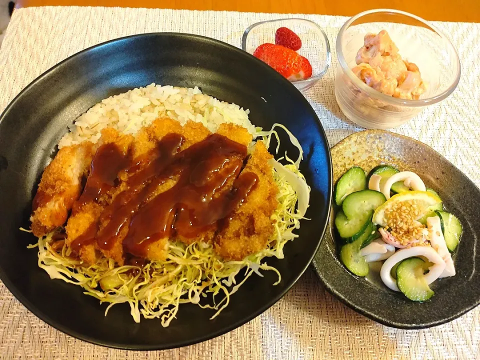 ☆ソースカツ丼
☆酢の物
☆オーロラ和え
☆いちご🍓|chikakoさん