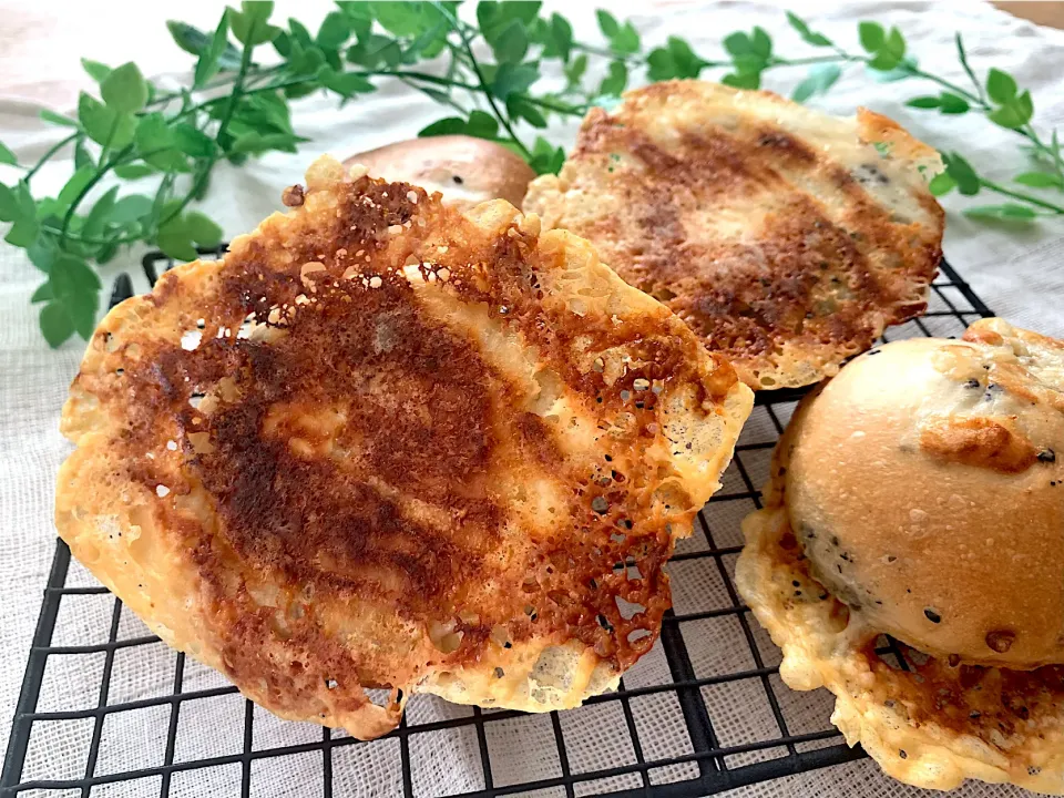 Snapdishの料理写真:パリパリ焼きチーズの胡麻パン|いちごさん