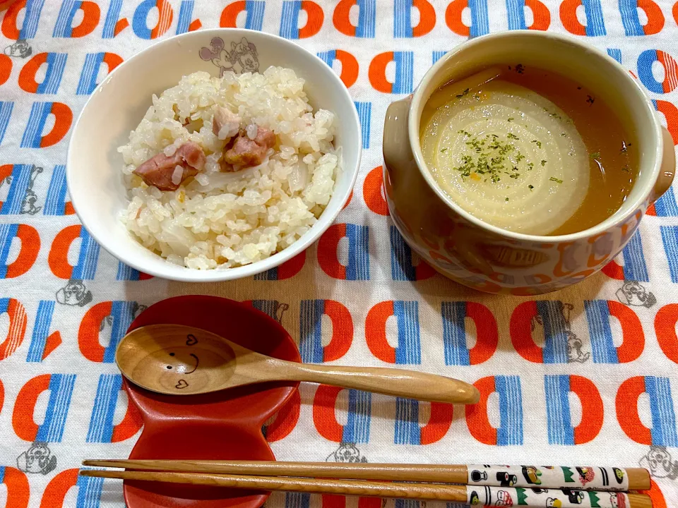 新玉ねぎの炊き込みご飯と丸ごとスープ|こずりんさん