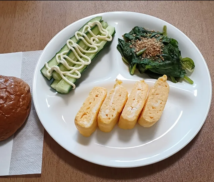 お昼ごはん🍴
きゅうりスティック
ほうれん草のお浸し
卵焼き
黒糖パン|ナナさん