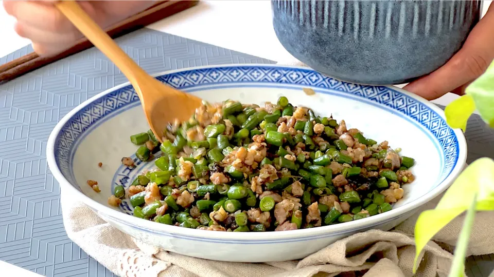 カンラン菜と十六ささげとひき肉の炒め物|TheLazyPigCookingさん