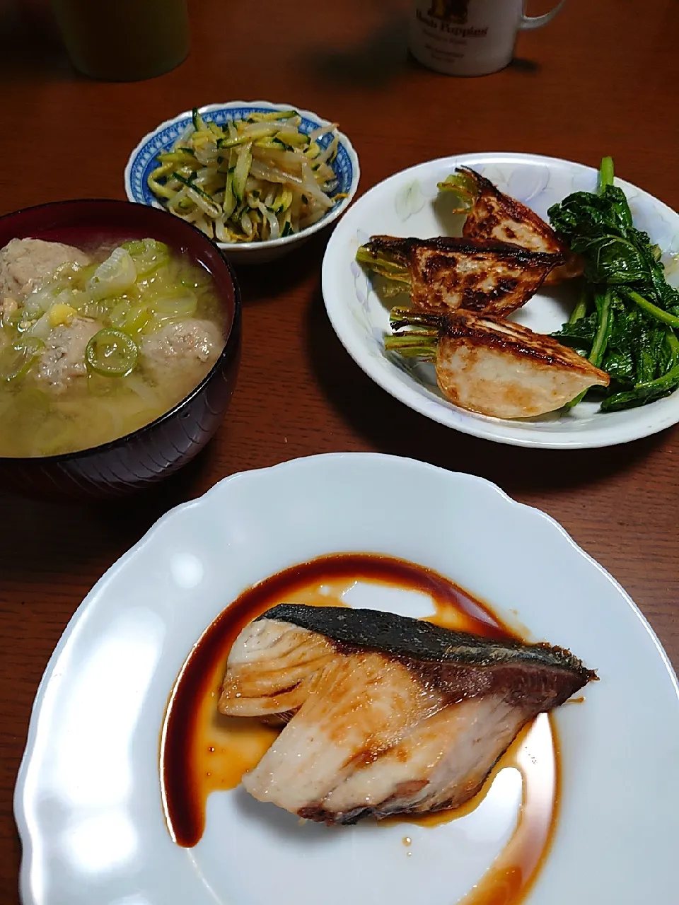 ブリの照り焼き
三國シェフの焼きカブ
もやしサラダ
つみれ汁|ぱやさん