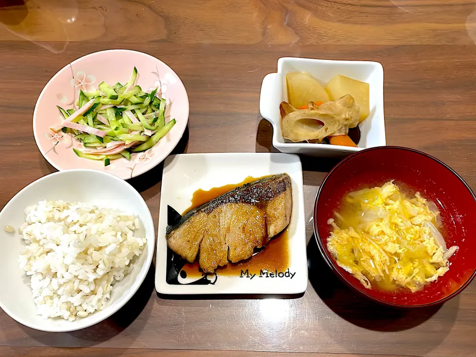 ぶりの照り焼き　キャベツのふわ玉味噌汁　大根と竹輪の煮物　きゅうりとハムの塩レモン和え|おさむん17さん