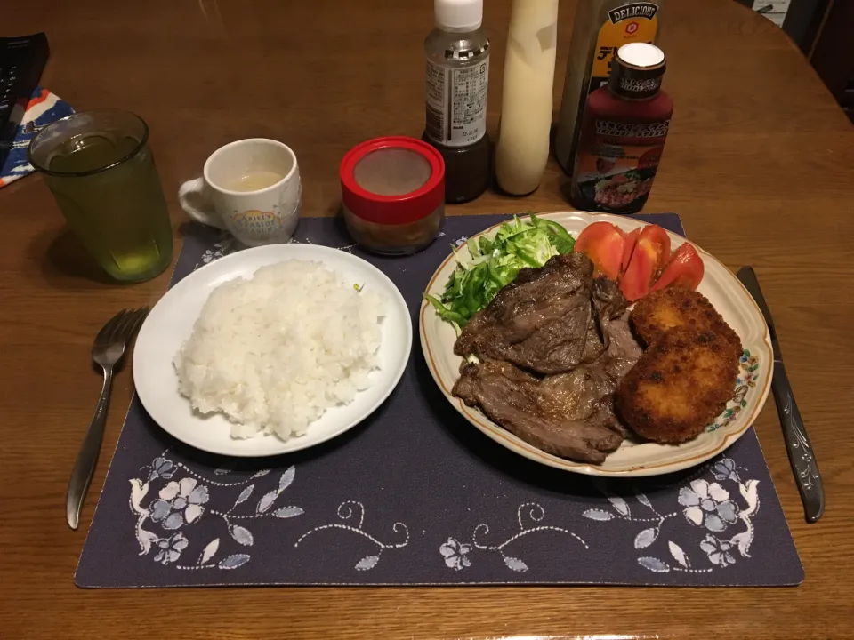 ビーフステーキ&ラードで揚げ直したお惣菜コロッケ(夕飯)|enarinさん