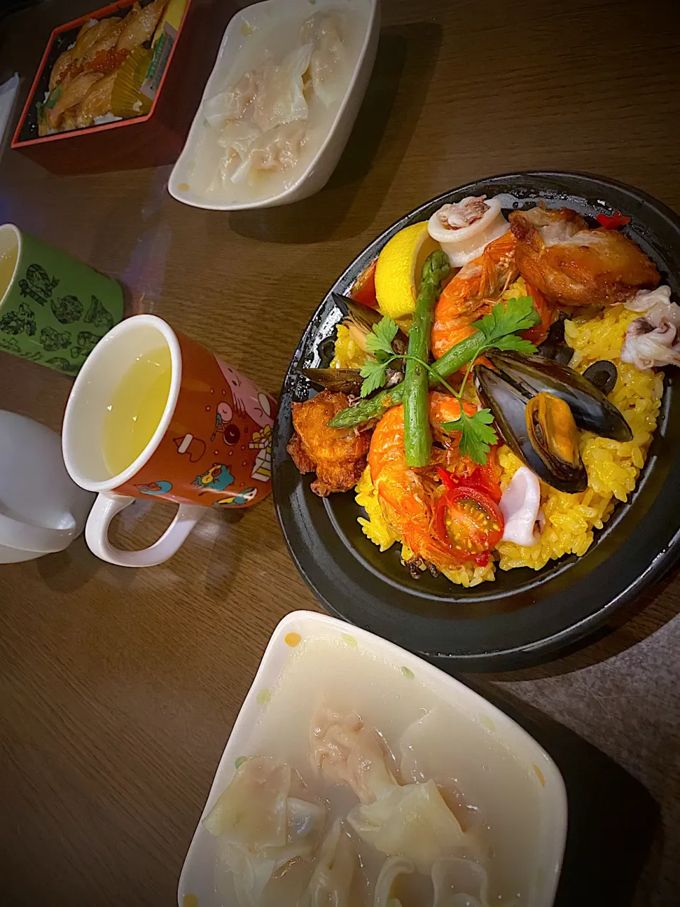 パエリア　炙りサーモン丼　水餃子鶏ガラスープ煮　お茶|ch＊K*∀o(^^*)♪さん