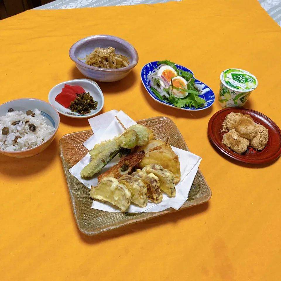 grandmaの晩ごはん☆ 今夜は豆ご飯、新玉ねぎ､さつま芋、ちくわの中に木の芽を入れて、ねぎ坊主の天ぷら❗️メンマ風コンニャク、筍、ひじきのきんぴら。|kaoriさん