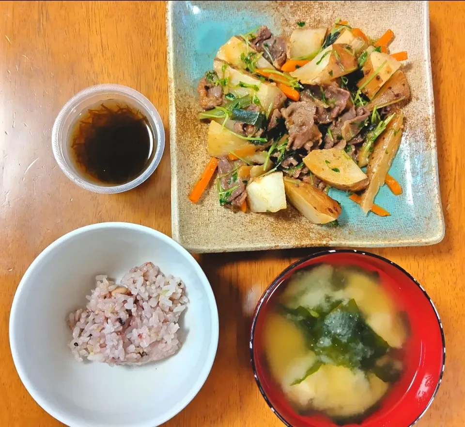 2023 0508　牛肉と長芋のスタミナ炒め　もずく　豆腐とわかめのお味噌汁|いもこ。さん