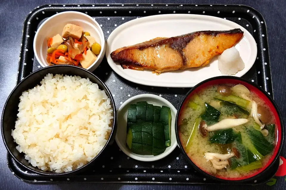 昨日の朝ごはん（秋田県産淡雪こまちにぶりの西京漬、高野豆腐煮、江戸菜とシメジのみそ汁、うり漬（はぐら瓜の浅漬））|Mars＠釜飯作り研究中さん