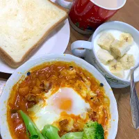 チリビーンズ+卵+チーズ　バナナヨーグルト　食パン　カフェオレ|Nyaokidsさん