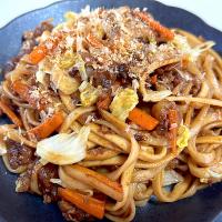 肉味噌と天かすたっぷりの醤油ベースの焼きうどん