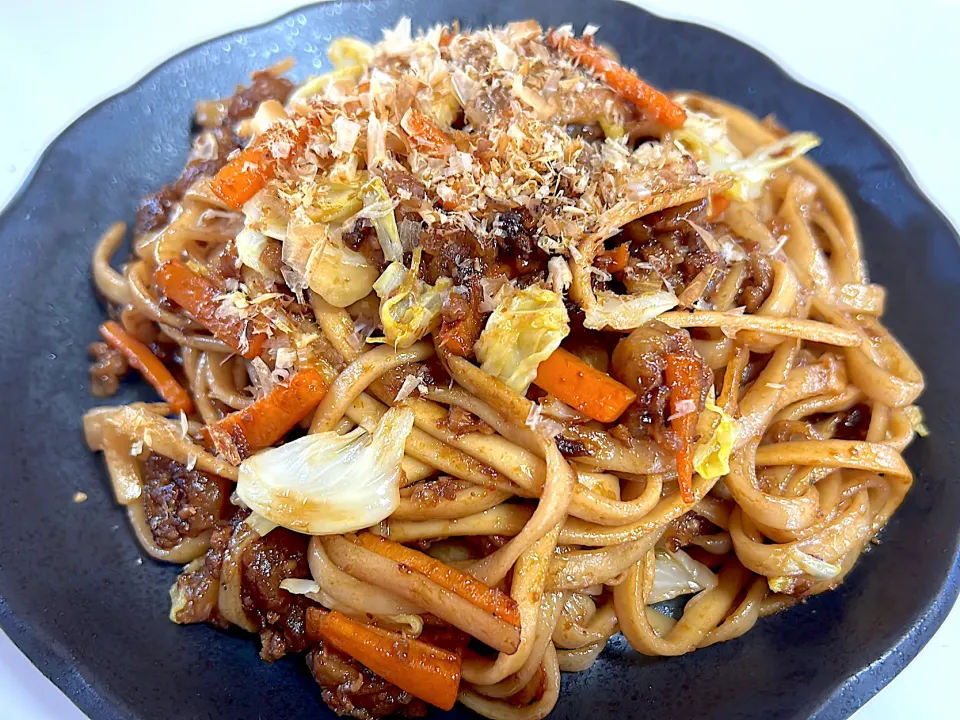 肉味噌と天かすたっぷりの醤油ベースの焼きうどん|みほままこさん