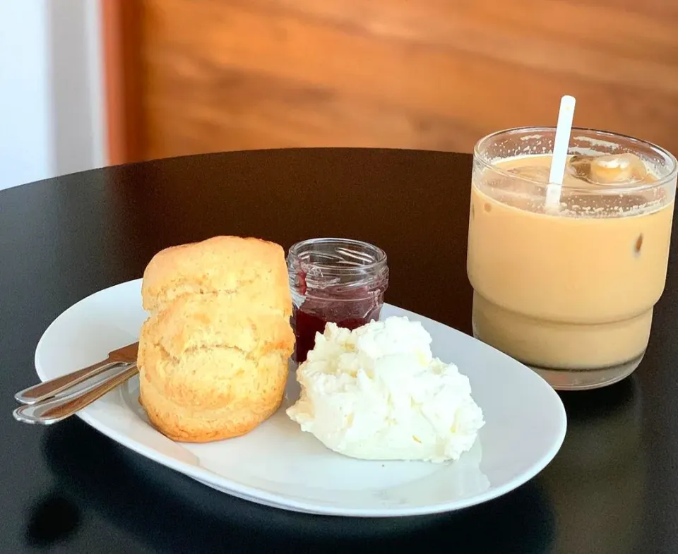 BF w/ Scone, Cream Cheese & Jam + Iced Coffee 🥰
...
...
Have A Perfect Sunday! 🌞|An'leeさん