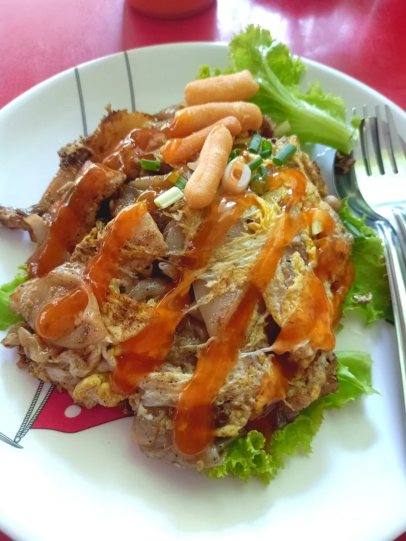 Snapdishの料理写真:Stir-fried Wide Rice Noodles w/ Chicken aka 'Guay Tiew Kua Gai'  (ก๋วยเตี๋ยวคั่วไก่) 🐔|An'leeさん