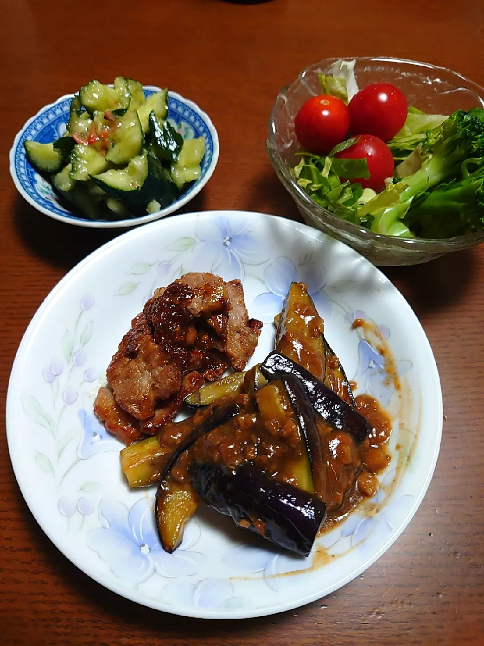 Snapdishの料理写真:豚肉のスタミナ焼き
茄子の肉味噌炒め
キュウリな中華和え
サラダ|ぱやさん