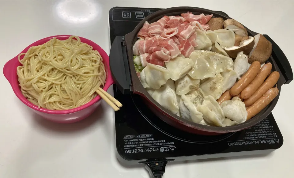 Snapdishの料理写真:少し肌寒かった今日は、「鍋」白菜・ウインナー・豚バラ・椎茸・水餃子〆はパスタパパと次男は白米も。|Saharaさん