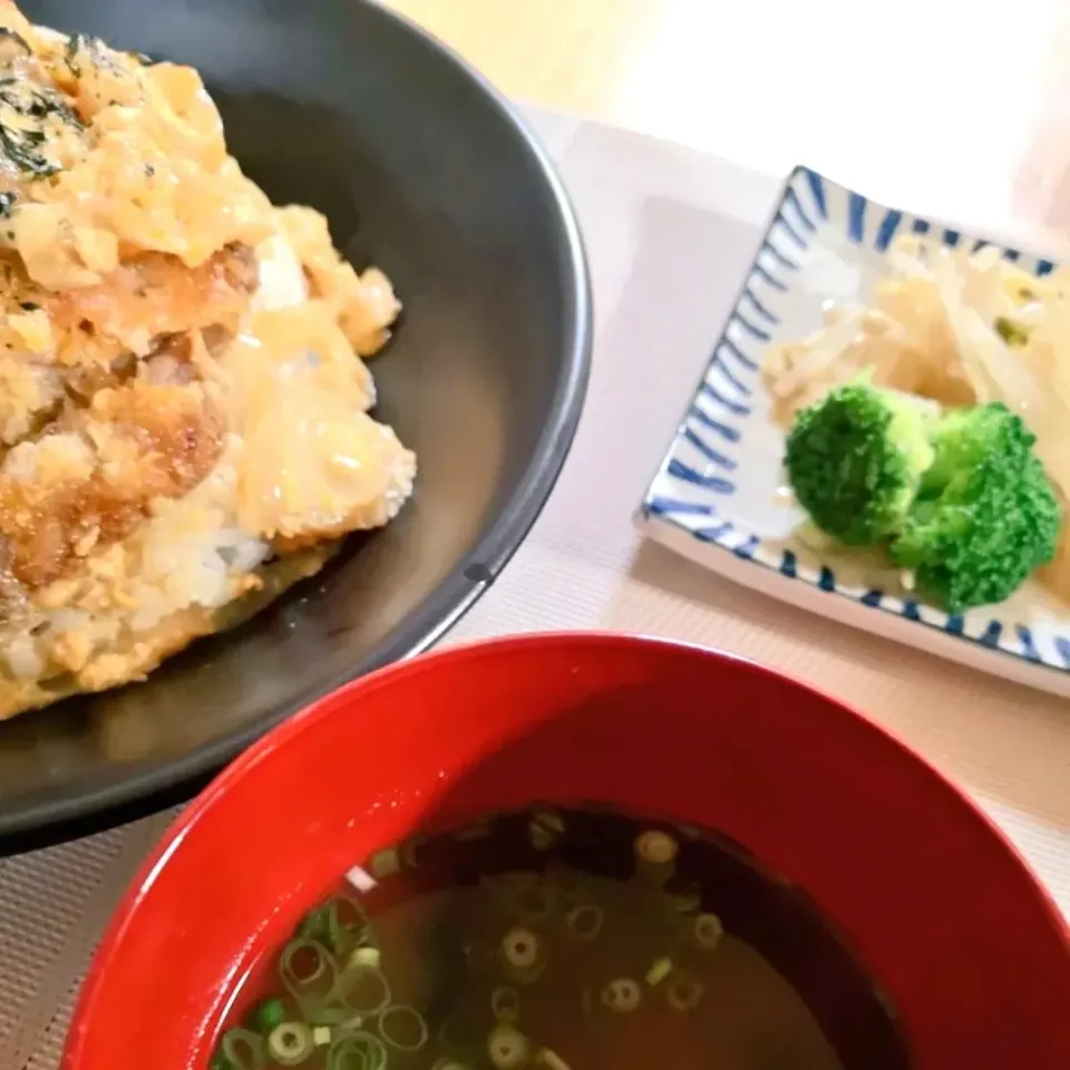 ｶﾂ丼
もやし
お味噌汁|みきやんさん